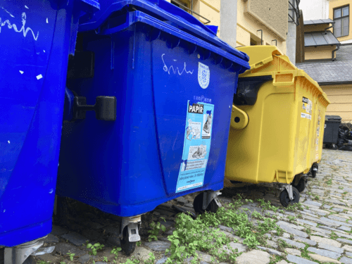 Cestos de coleta seletiva separados por tipo de material