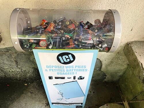 Pilhas e baterias usadas separadas para descarte