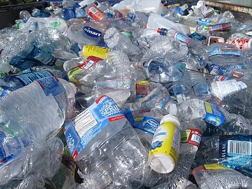 Garrafas plásticas reunidas para reciclagem